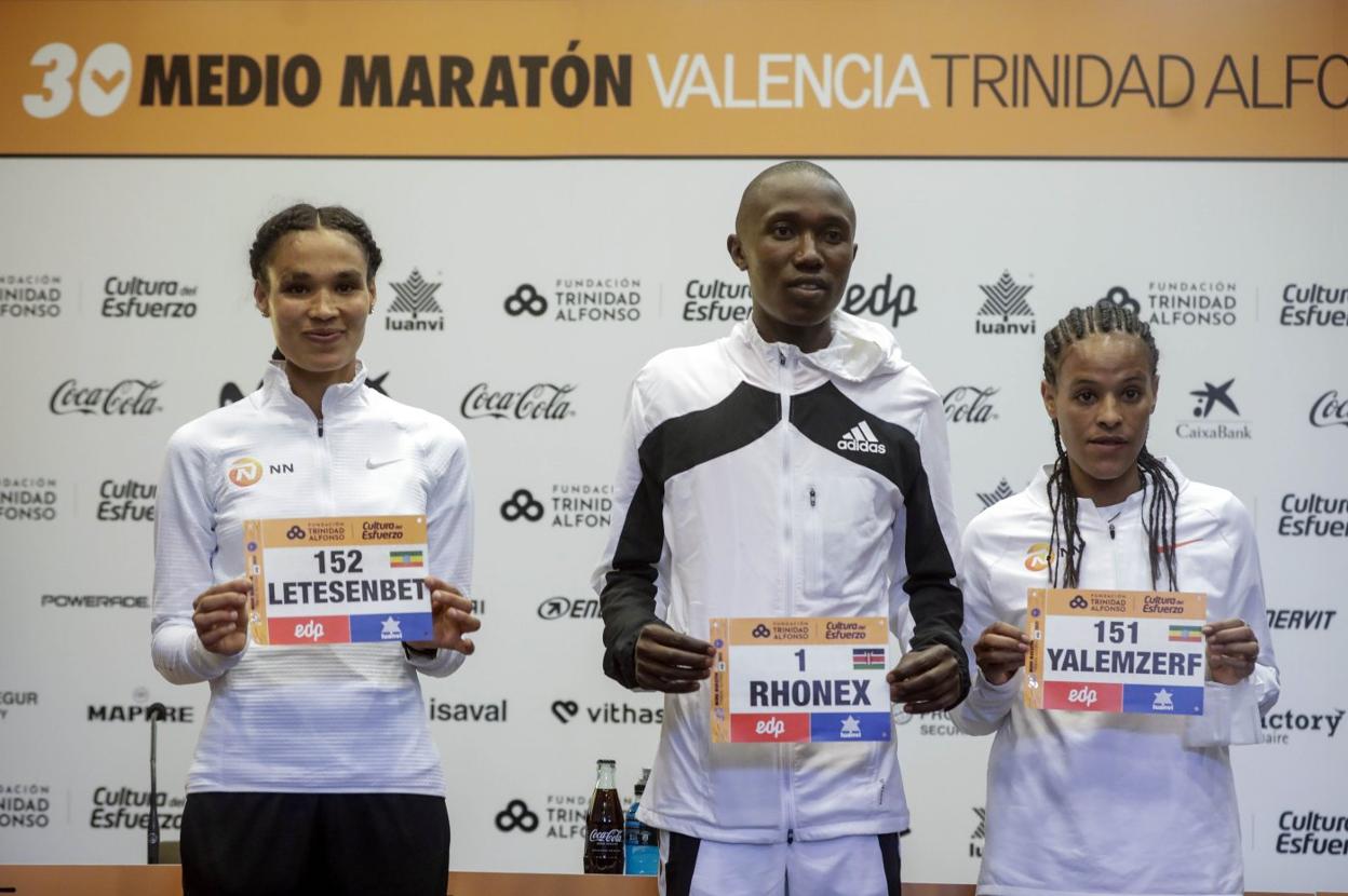 La debutante en la distancia Letesenbet Gidey, Rhonex Kipruto y Yalemzerf posan con los dorsales que lucirán mañana en Valencia. irene marsilla