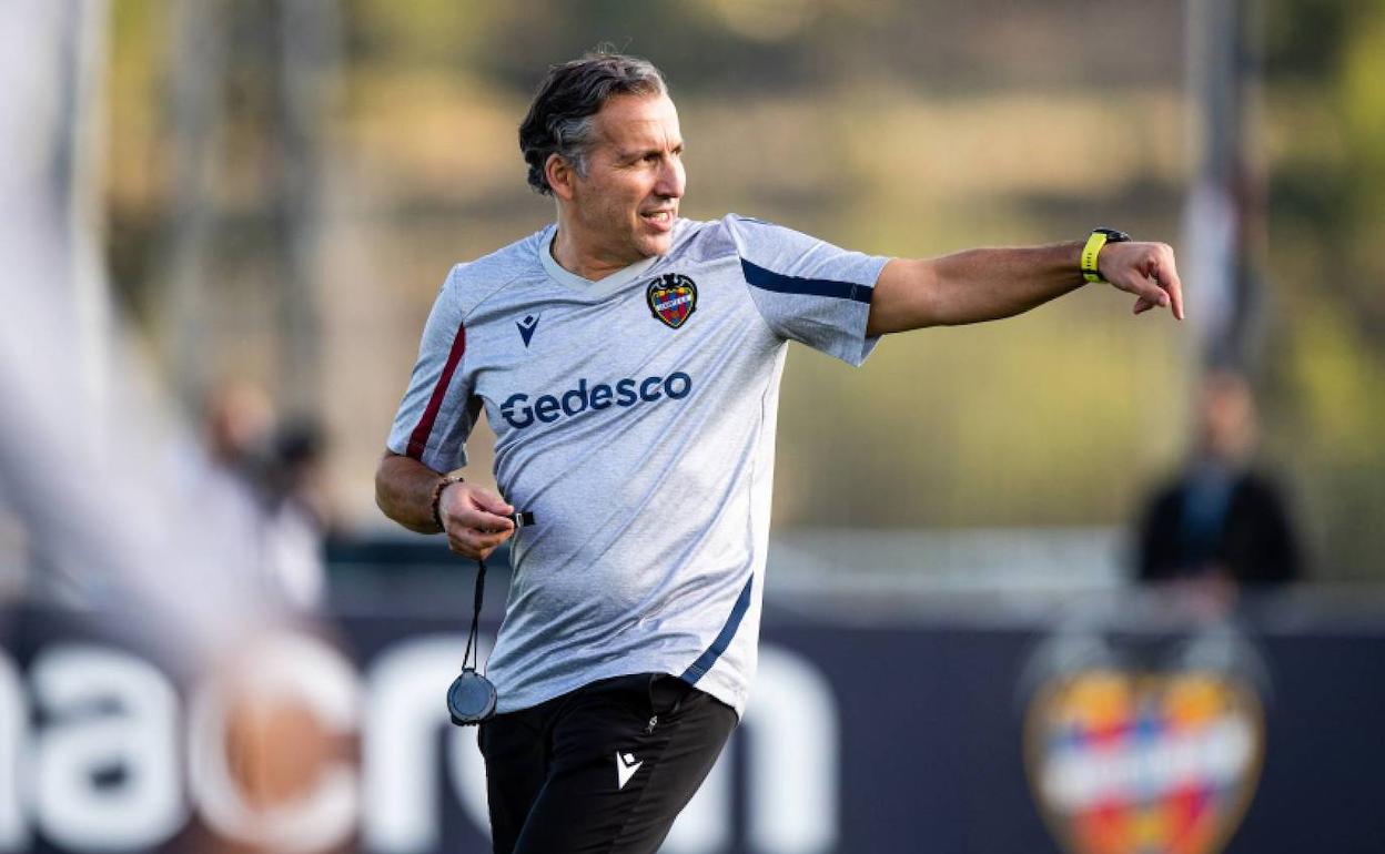 Javier Pereira, durante un entrenamiento del Levante.