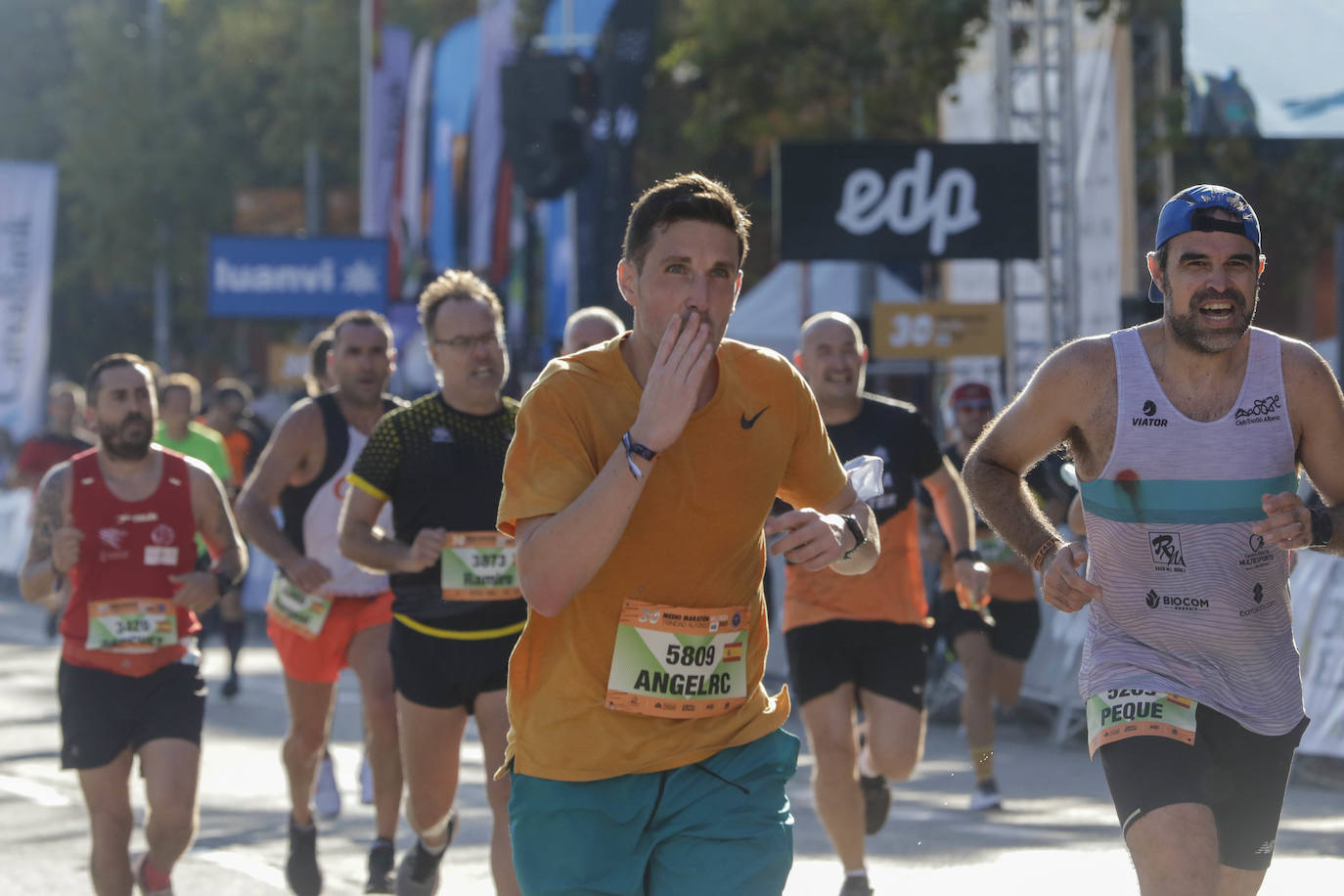 Fotos: Así ha sido la llegada de los héroes a la meta del Medio Maratón de Valencia 2021