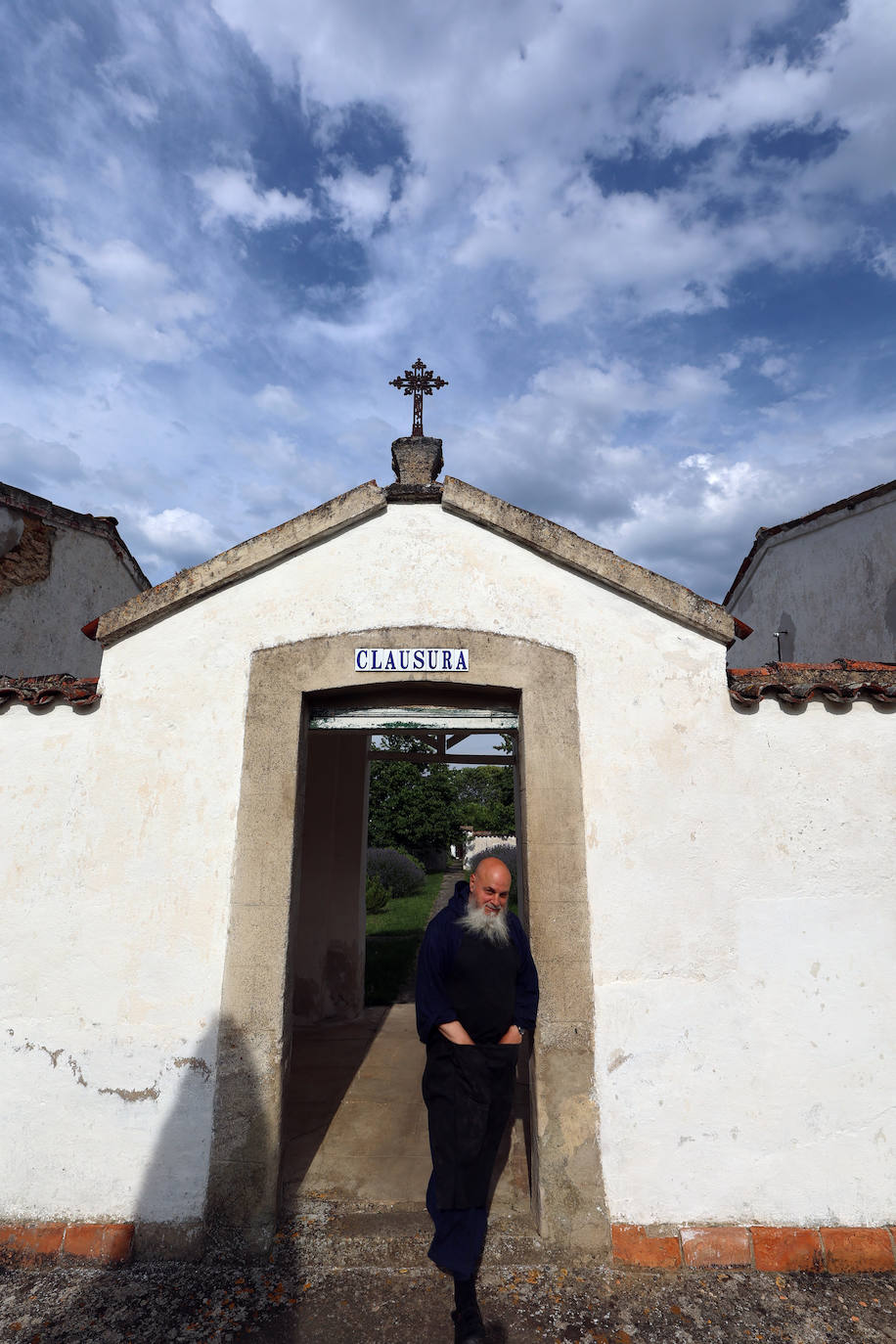 En el yermo de Herrera viven monjes de clausura dedicados a la oración. Para entrar en la comunidad hay que pasar una prueba que dura seis años