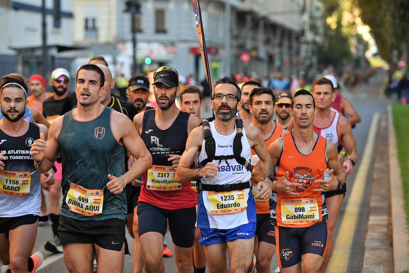 Miles de corredores recorren los poco más de 21 kilómetros por una ciudad volcada.