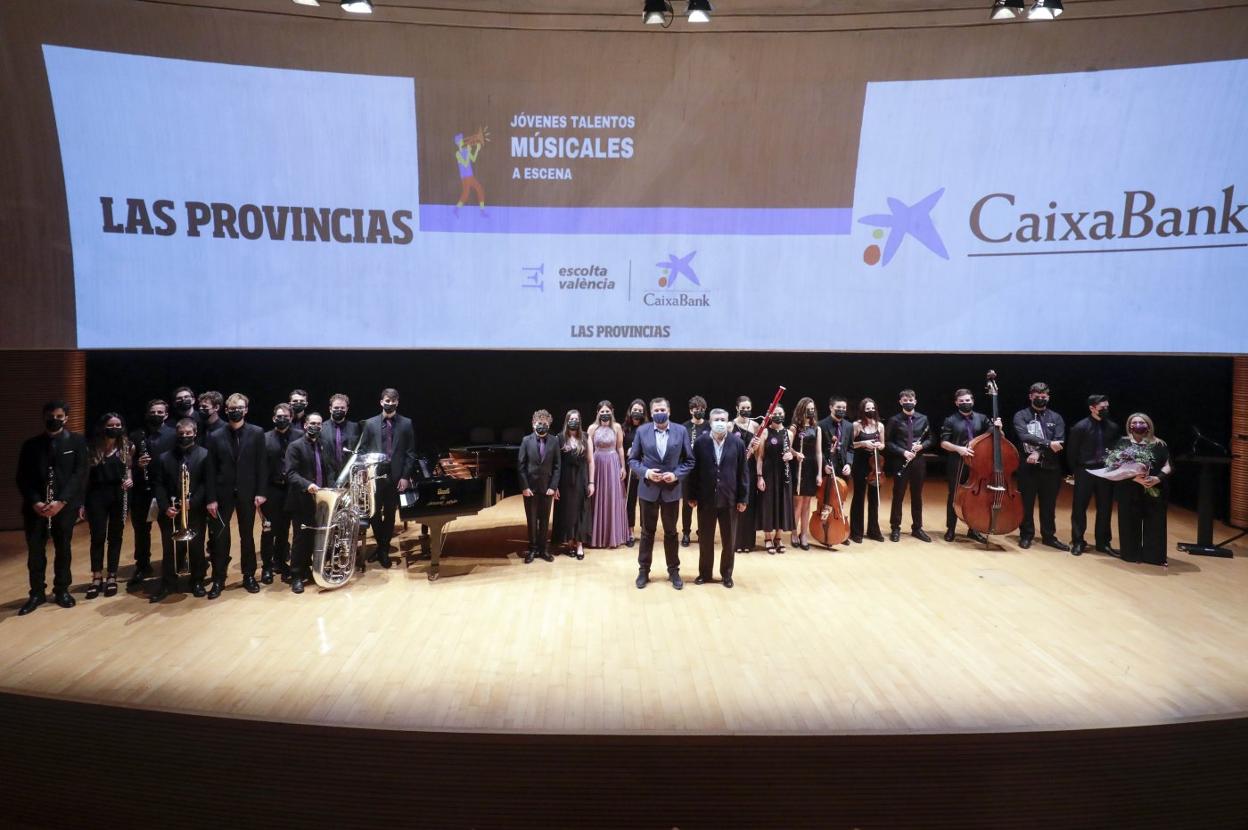 Gonzalo Zarranz y Felipe Pulido subieron, junto a Merche Femenía, al escenario para felicitar a los jóvenes artistas. irene marsilla