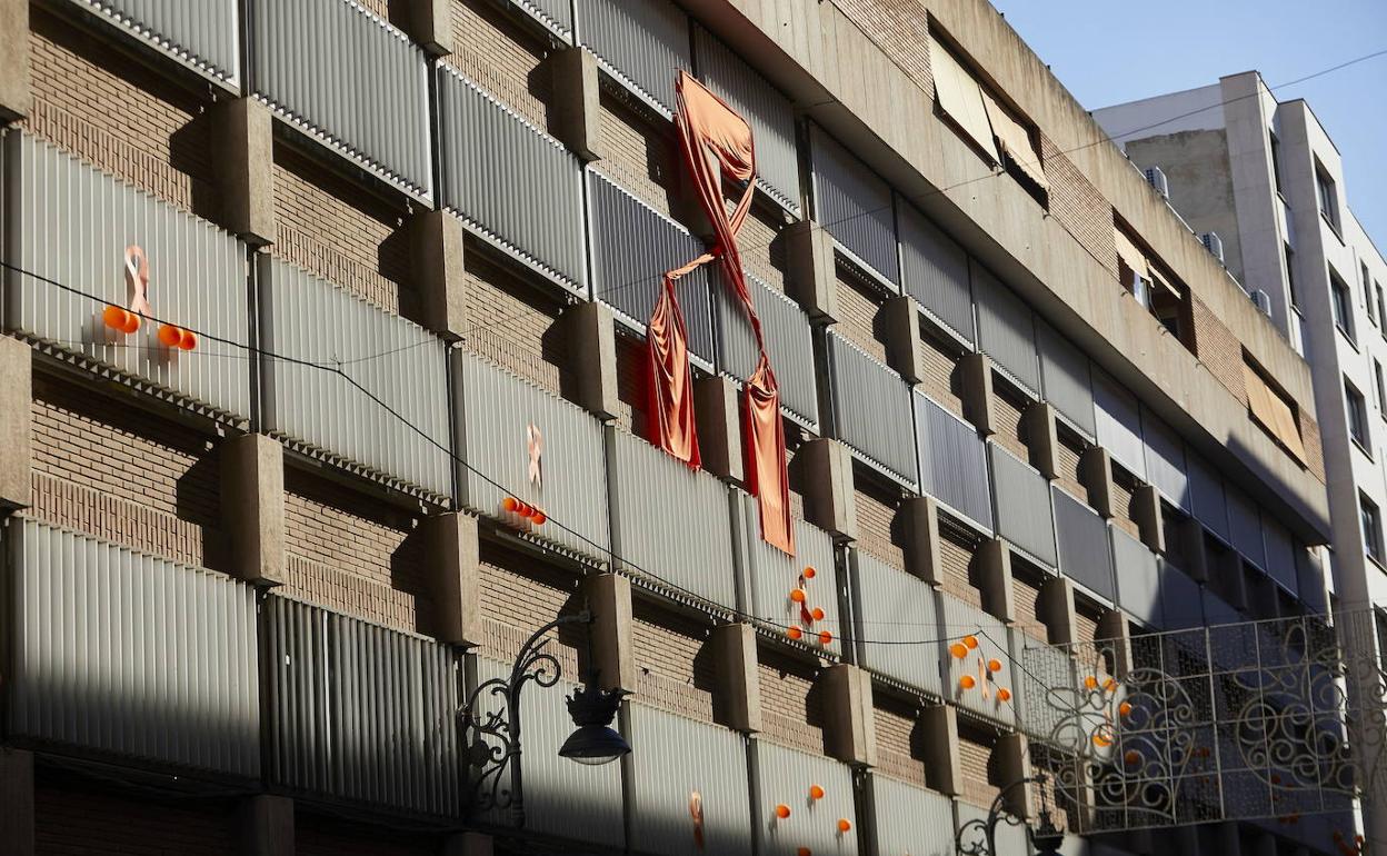 Lazos naranjas en protesta contra la ley Celaá en un colegio concertado. 