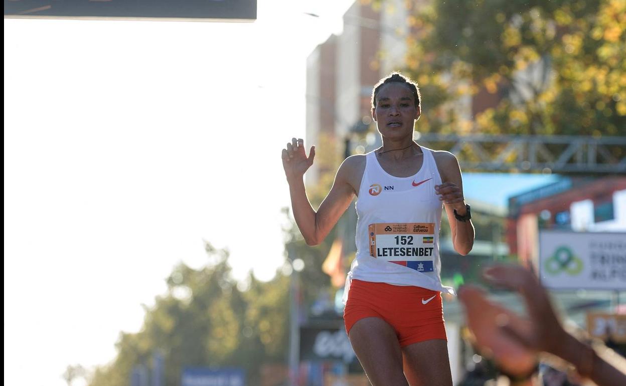 La atleta Letesenbet Gidey tras cruzar la meta y batir el récord del mundo en la Media Maratón de Valencia. 