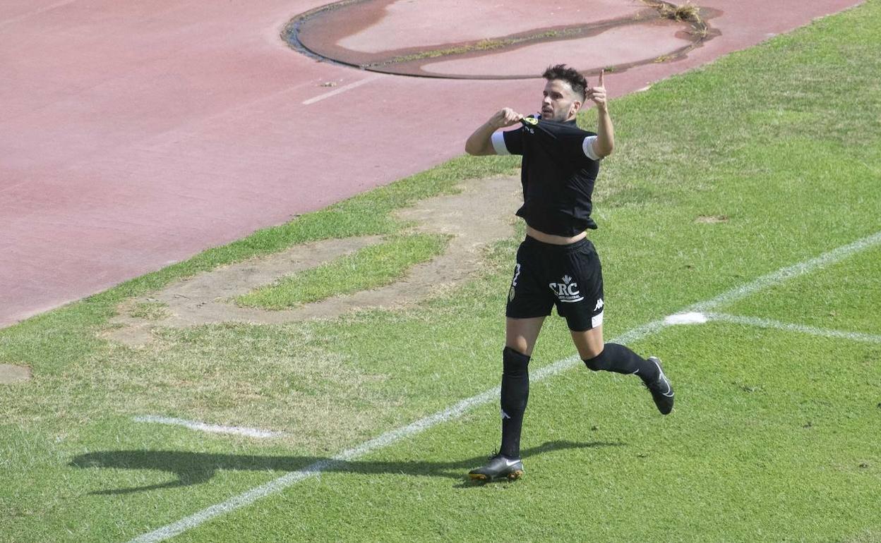 Raúl Ruiz se señala el escudo en la celebración del gol del Hércules en El Ejido.  