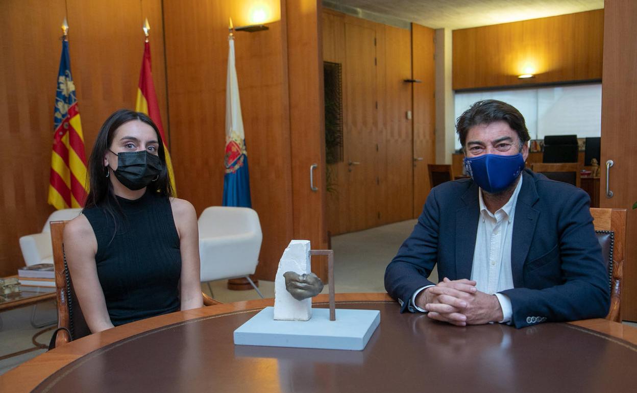 Natalia Ferro y Luis Barcala posan junto al boceto del monumento a las víctimas del coronavirus. 