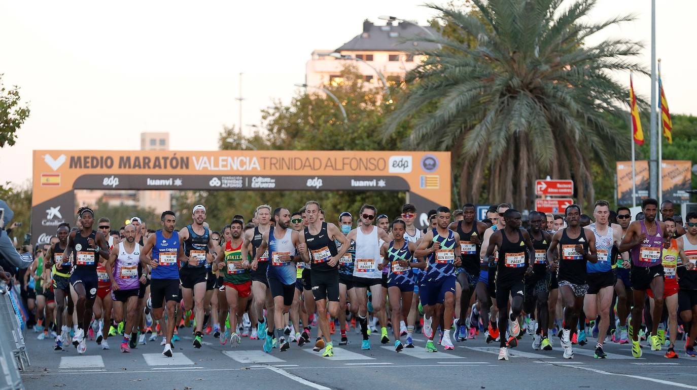 La etíope Gidey vuela por el circuito valenciano y la ciudad se sitúa de nuevo en el escaparate internacional del deporte popular.