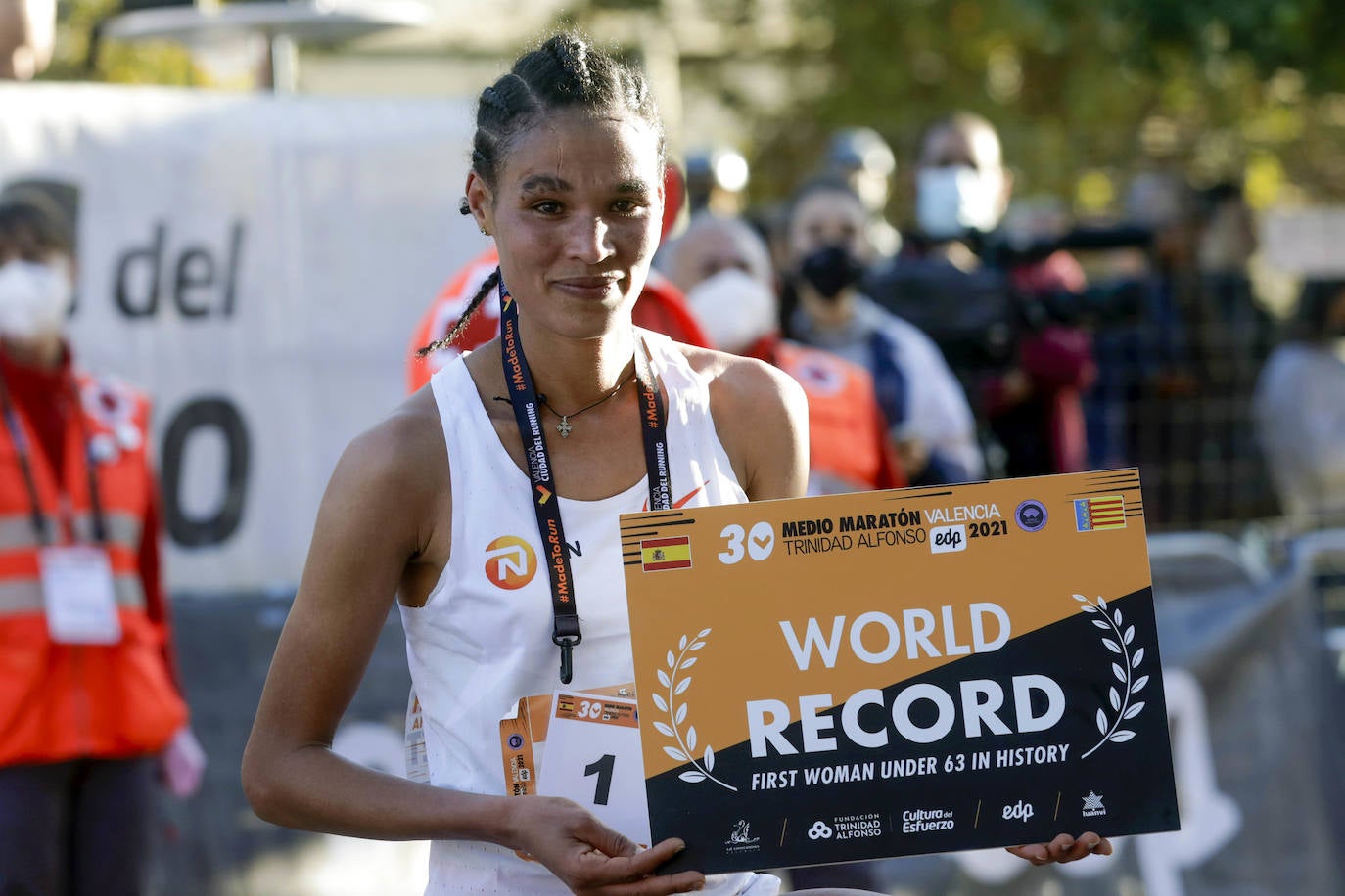 La etíope Gidey vuela por el circuito valenciano y la ciudad se sitúa de nuevo en el escaparate internacional del deporte popular.