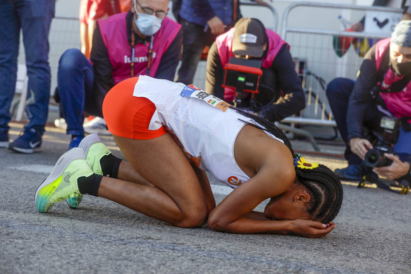 La etíope Gidey vuela por el circuito valenciano y la ciudad se sitúa de nuevo en el escaparate internacional del deporte popular.