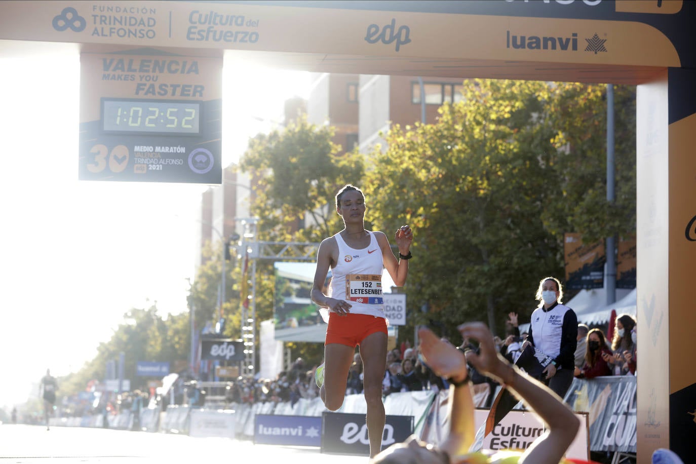 La etíope Gidey vuela por el circuito valenciano y la ciudad se sitúa de nuevo en el escaparate internacional del deporte popular.