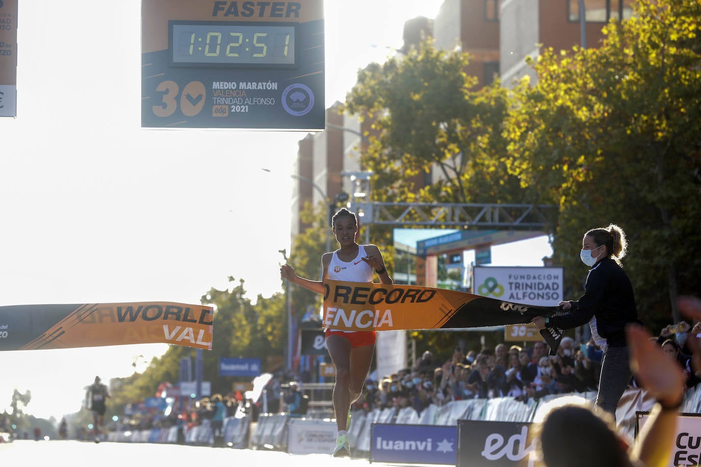 La etíope Gidey vuela por el circuito valenciano y la ciudad se sitúa de nuevo en el escaparate internacional del deporte popular.