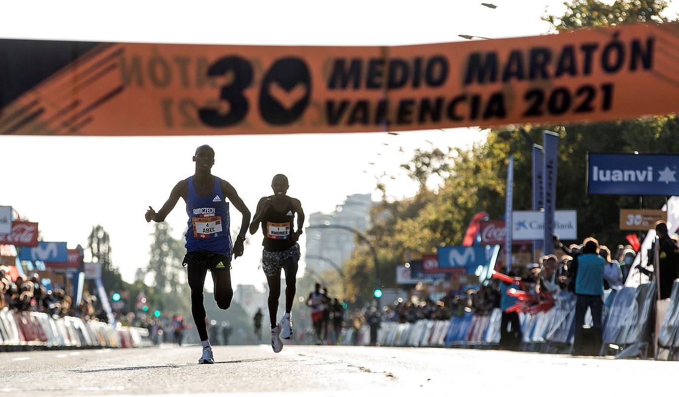 La etíope Gidey vuela por el circuito valenciano y la ciudad se sitúa de nuevo en el escaparate internacional del deporte popular.