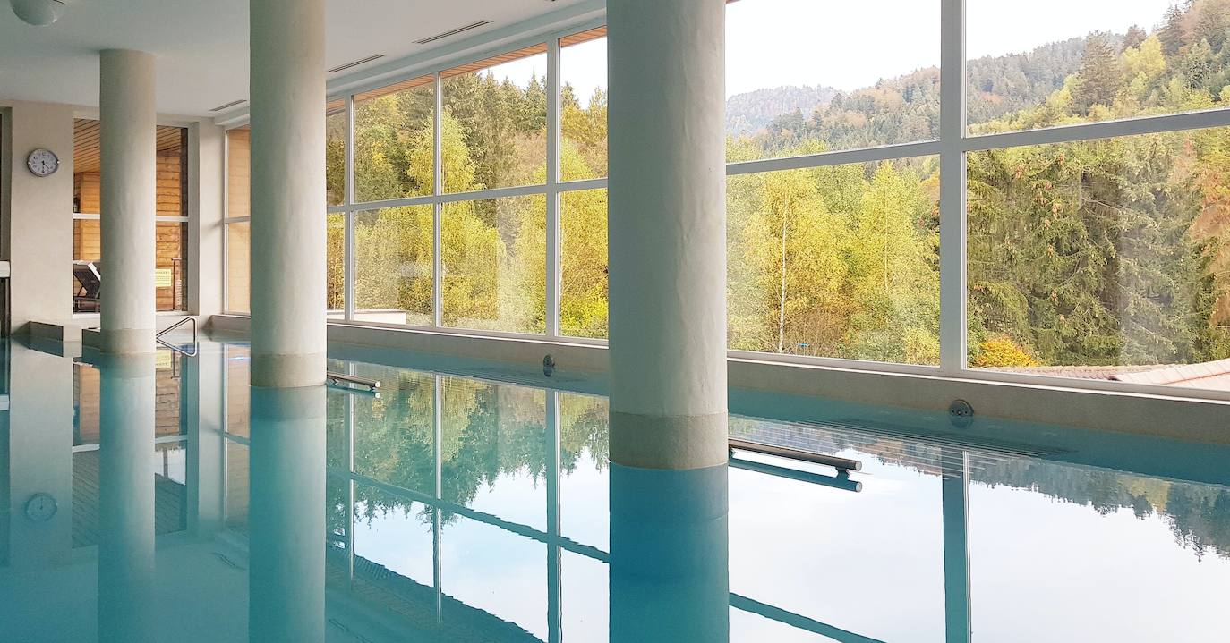4. Balneario de Vichy Catalán, Girona -Puntuación (7.4/10)- | Uno de los balnearios más emblemáticos de Cataluña. Se encuentra en la población de Caldes de Malavella, en un majestuoso edificio de estilo neomudéjar, joya del modernismo catalán. "Dicho espacio ha sido transformado en un entorno ideal para descansar, relajarse y deshacerse del estrés del día a día gracias a unas instalaciones y profesionales de primerísimo nivel", destacan desde Holidu. "Una vez allí vivirás la experiencia de hacer un chapuzón en la auténtica y famosa agua Vichy Catalán, que con una temperatura de 37º y junto a tratamientos terapéuticos y de belleza harán que el estrés se evapore en un abrir y cerrar de ojos", aseguran.