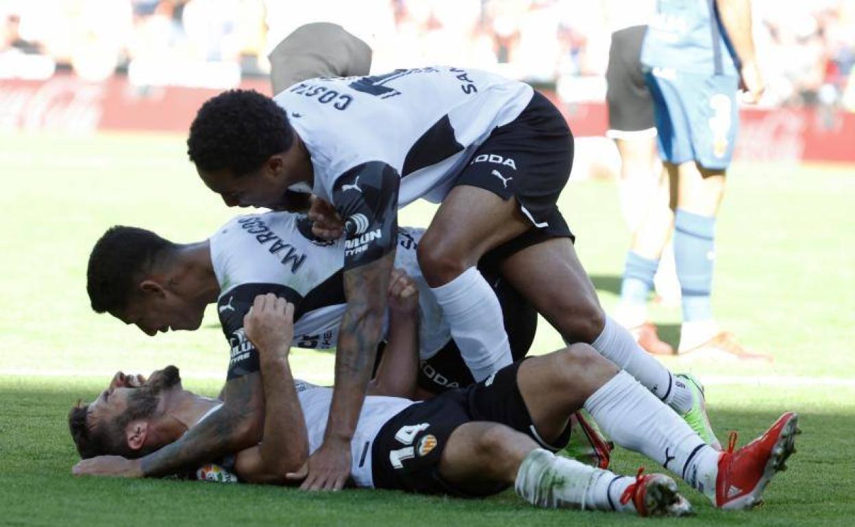 Hélder Costa y Marcos André en la celebración del 2-2 frente al Mallorca