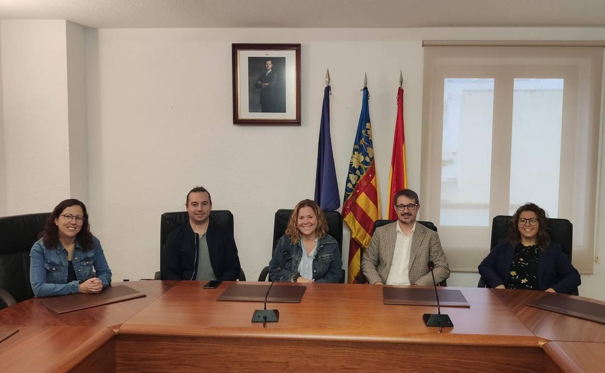 Miembros de la directiva de la nueva asociación con la edil de Comercio de Benitatxell. 