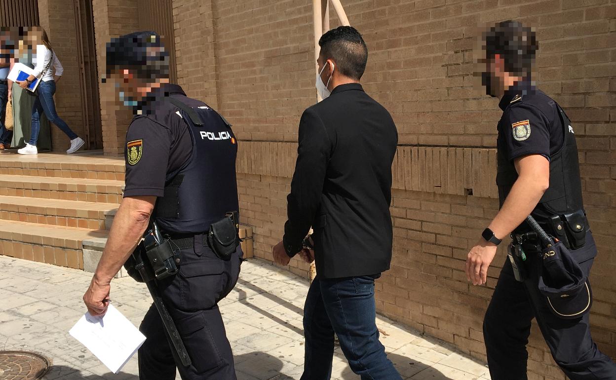 El arrestado por la muerte de un hombre en febrero, entra en los juzgados para una declaración. 