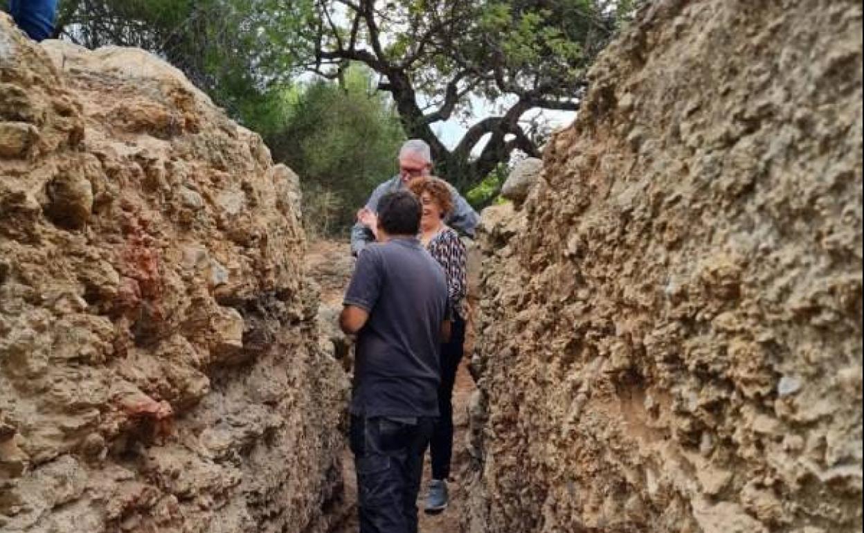 Una de las trincheras excavada en la roca. 