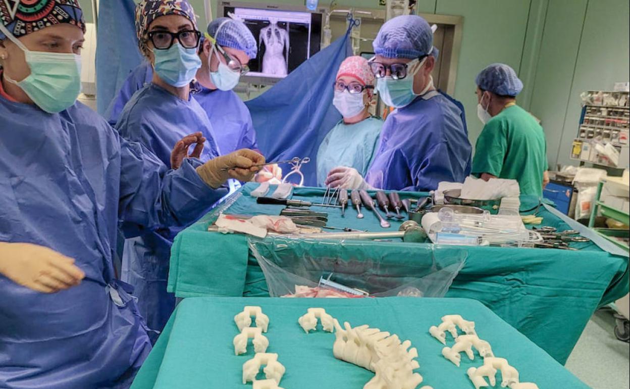 Los especialistas durante un momento de la intervención en el hospital La Fe de Valencia.