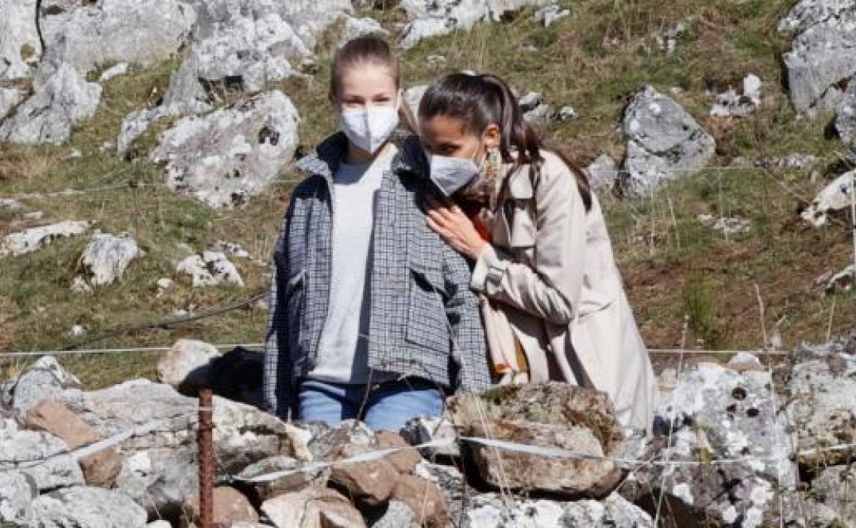 La reina Letizia y la princesa Leonor, en Santa María del Puerto. 