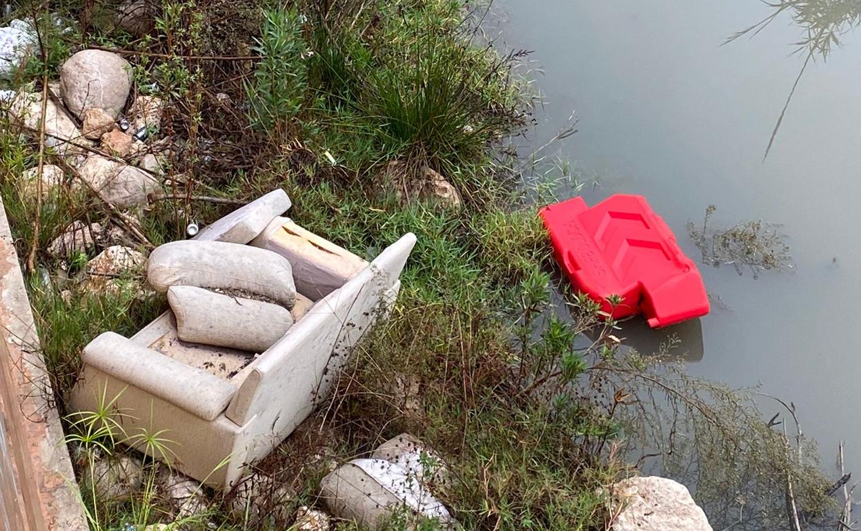 Enseres abandonados en el cauce del Serpis de Gandia. 