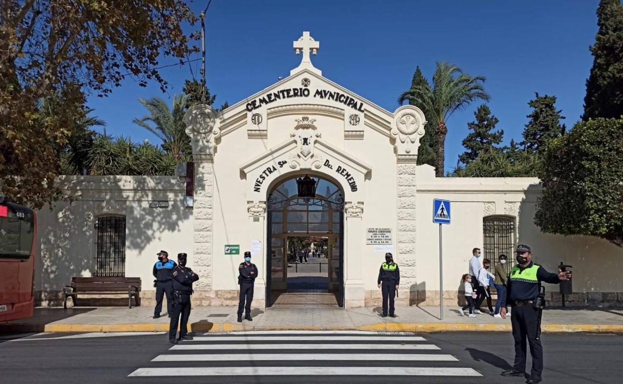 Fachada principal del cementerio Nuestra Señora del Remedio de Alicante. 