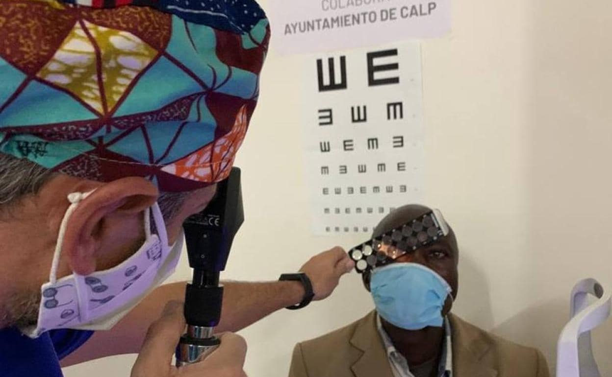 Un cooperante de la ONG de Calp durante una revisión de la vista a un paciente en Nairobi. 