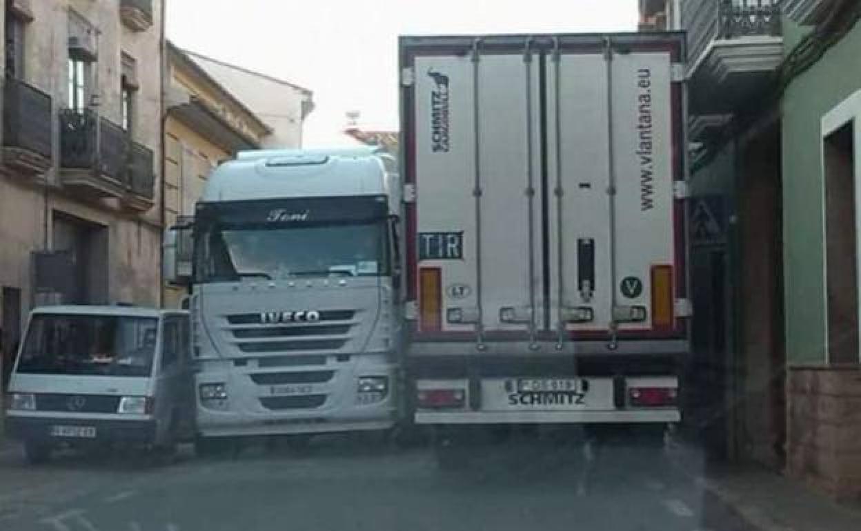 Dos camiones se cruzan en medio de Pedralba. 