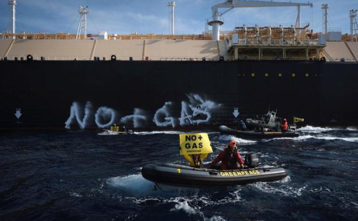 Activistas de Greenpeace han bloqueado este martes la entrada de un buque cargado con 138.000 metros cúbicos de gas licuado al puerto de Sagunto. 