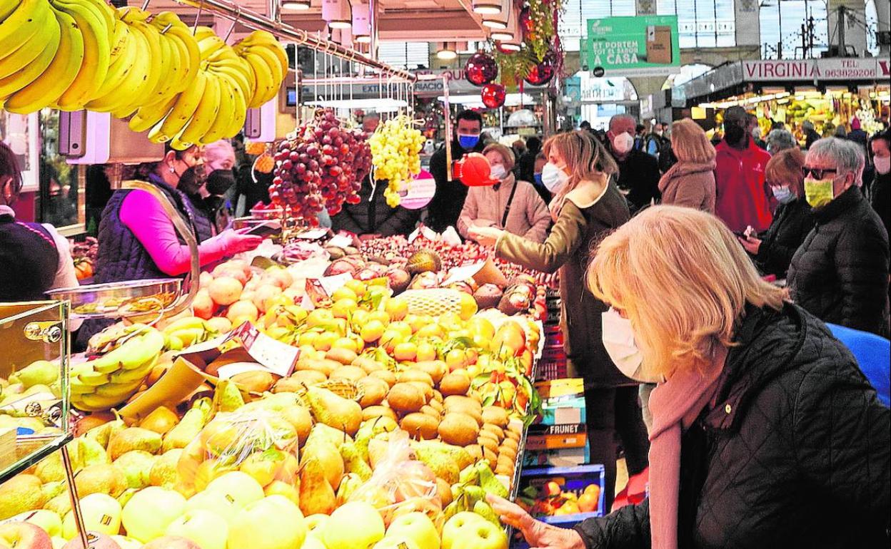 Clientes comprando en el Mercado Central de Valencia. 