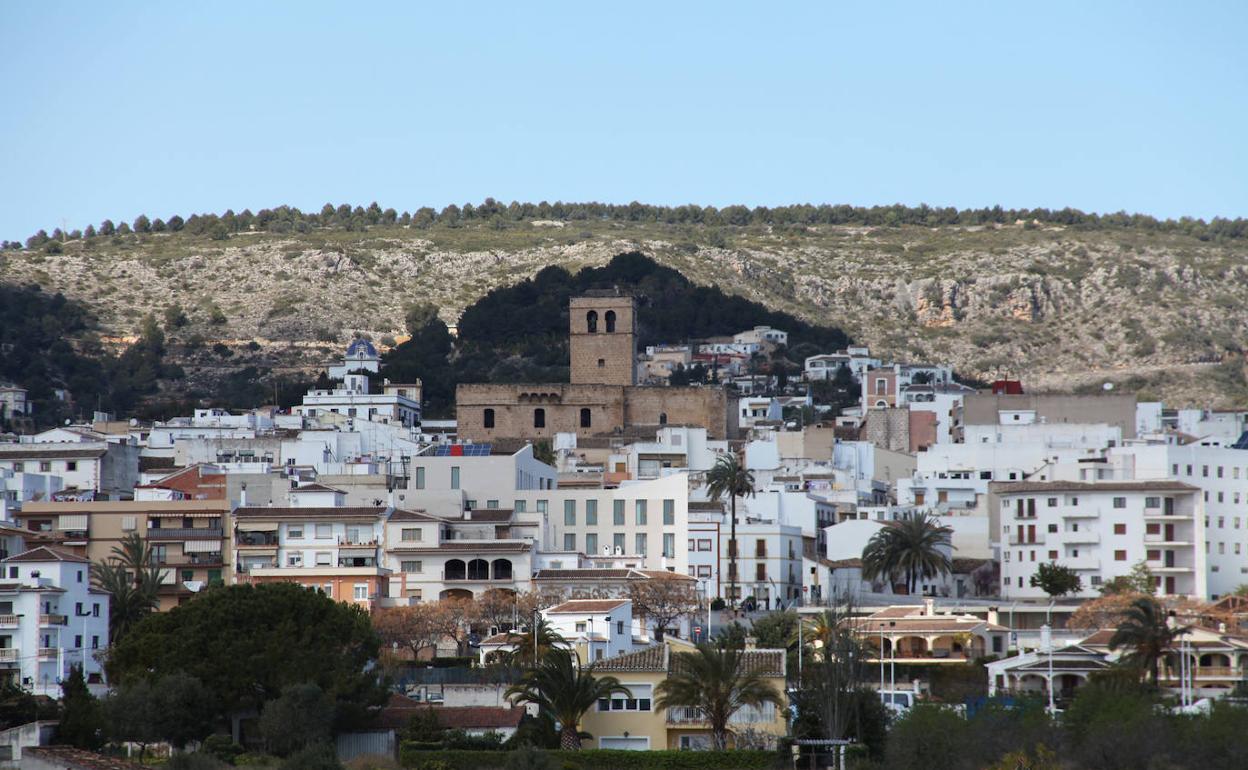 Vista del casco histórico de Xàbia, con la iglesia de San Bartolomé en el centro. 