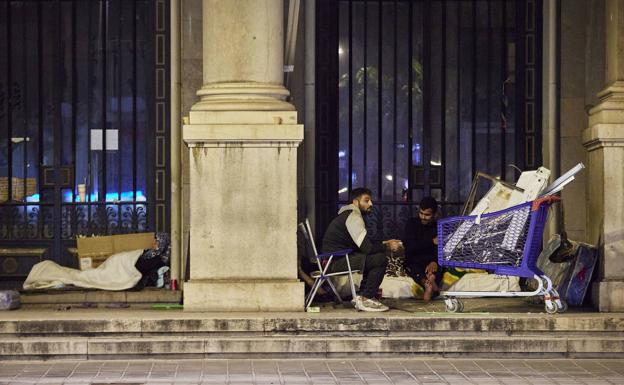 Imagen principal - Mendigos en Valencia | Vidas truncadas en el corazón de Valencia