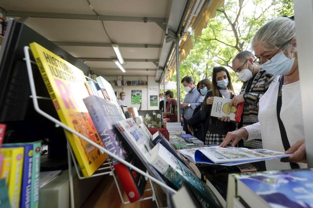 Editores valencianos temen que el desabastecimiento de papel afecte a la campaña navideña