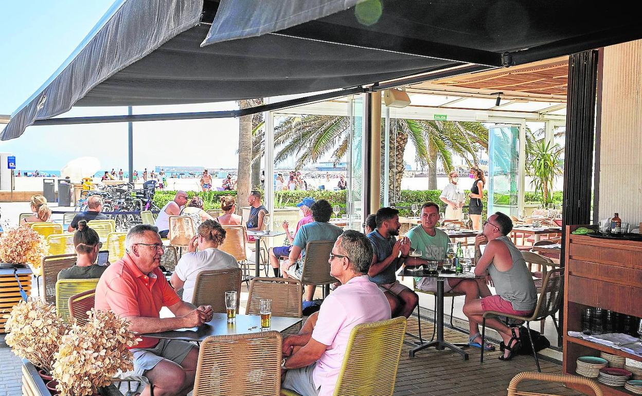 Clientes en un restaurante de la playa de la Malvarrosa. 