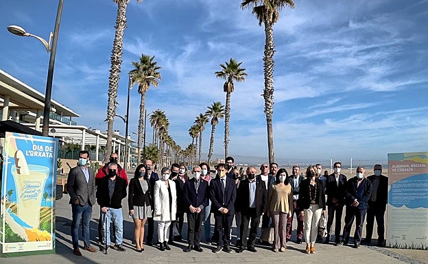 Imagen principal - Los presentes en el acto celebrado esta mañana. 