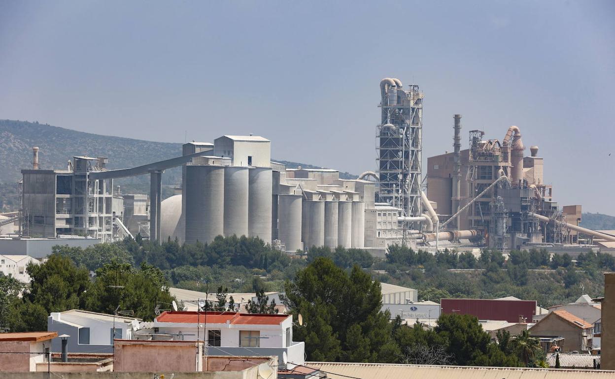 Una vista de la cementera de Buñol. 