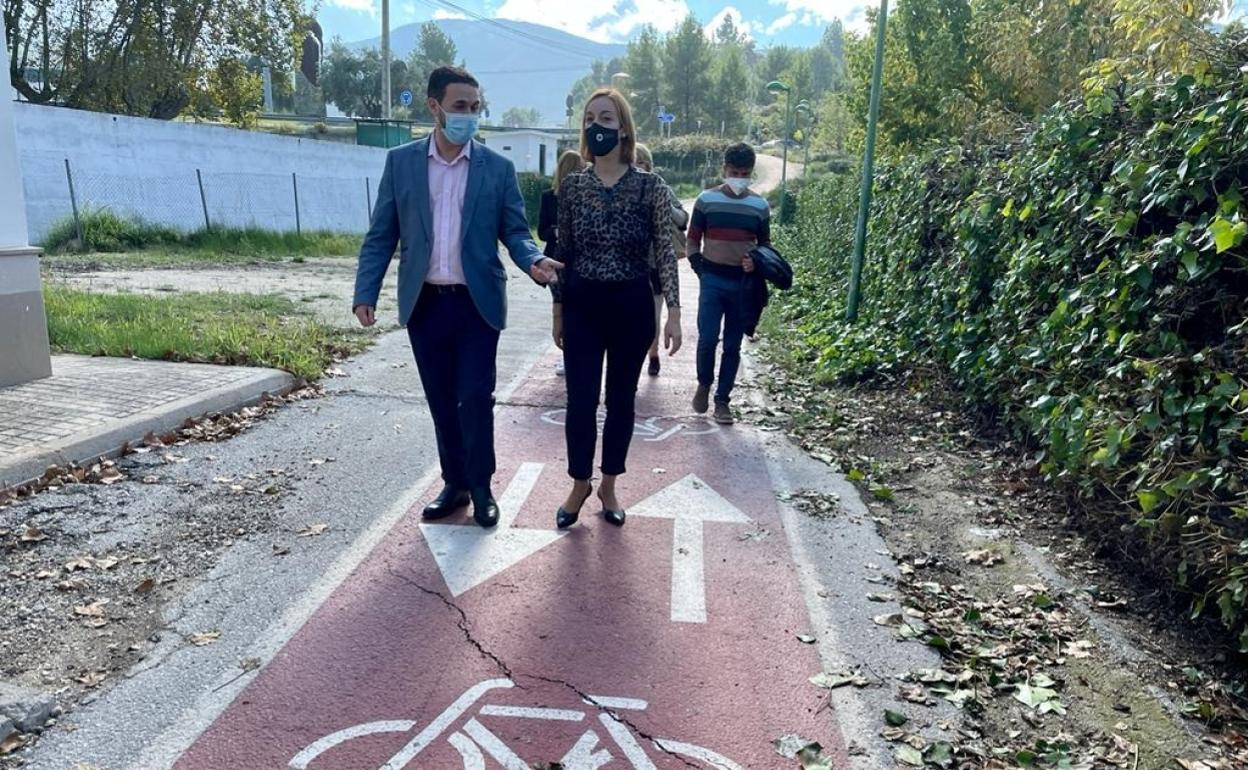 La diputada de Movilidad Sostenible y el alcalde de Albaida pasean por el carril bici del municipio. 