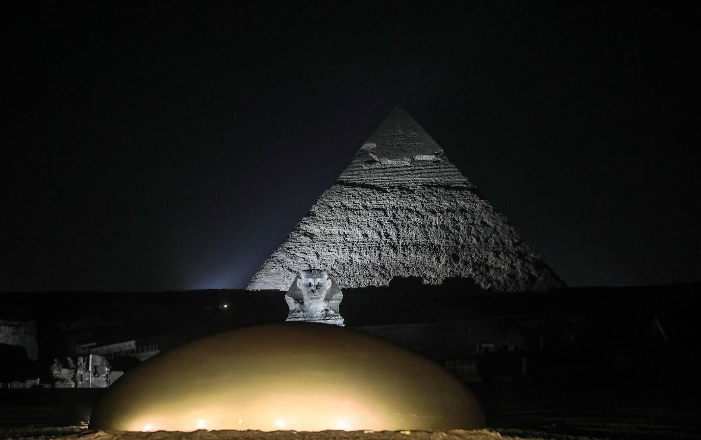 Las pirámides de Giza, Patrimonio de la Humanidad de la Unesco, cuentan con más de 4.000 años de antigüedad y son uno de los lugares más visitados del mundo. Pero ahora pueden verse como nunca antes, gracias a la exposición 'Forever Is Now', que recoge las obras de 10 artistas internacionales especialistas en la ilusión óptica, como Jean Rene (conocido como JR). 