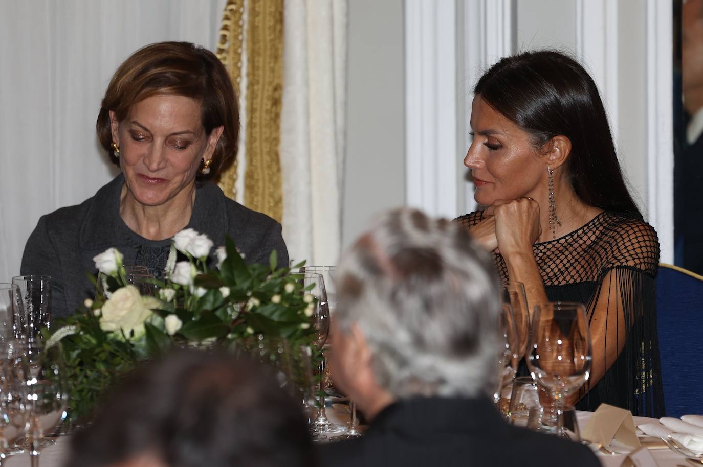 Fotos: Doña Letizia, sobria y elegante con un vestido de flecos negro especial