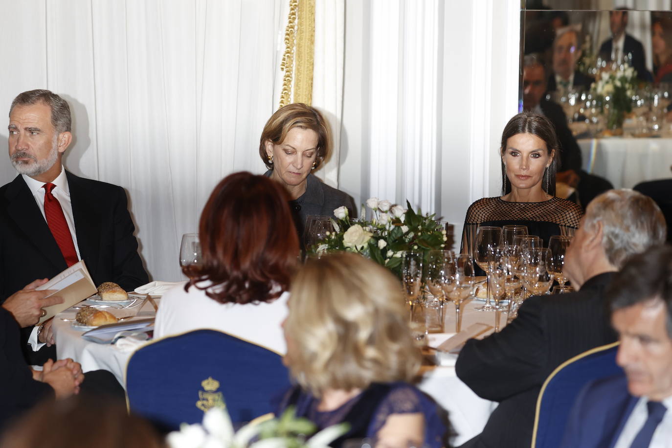 Fotos: Doña Letizia, sobria y elegante con un vestido de flecos negro especial