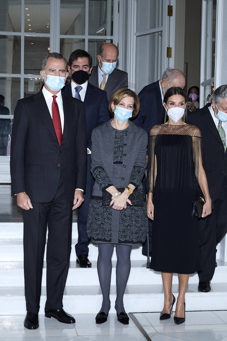 Fotos: Doña Letizia, sobria y elegante con un vestido de flecos negro especial