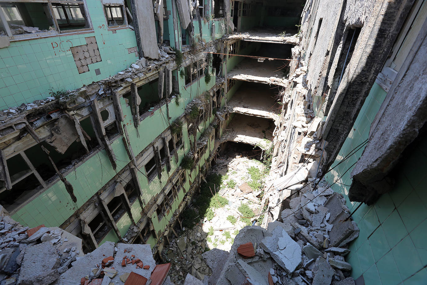 Las ruinas de la conocida fábrica de helados ya no existen, fueron derruidas en 2018, pero han sido sin duda uno de los puntos más terroríficos de la Comunitat. Escenario del secuestro del empresario valenciano Luis Suñer, que fundó esta factoría en 1956. Fue en ella donde seis miembros de ETA irrumpieron en su despacho una tarde de enero de 1981 para secuestrarle, y lo mantuvieron cautivo durante 90 días. La estocada definitiva llegó con la riada de 1982, tras la que la instalación quedó inundada. La empresa fue perdiendo popularidad con los años y sus escombros se convirtieron en un lugar perfecto para los amantes de lo paranormal, hasta su desaparición definitiva.