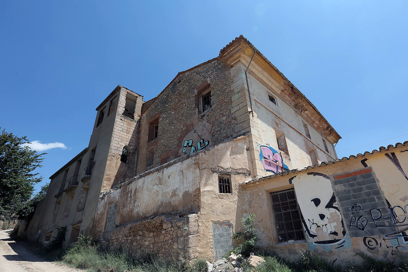 Es una de las paradas por excelencia de la ruta del 'terror' en la Comunitat Valenciana por el morbo que despierta lo que un día fue: una fábrica de muñecas de porcelana en la que siguen existiendo los moldes que se empleaban para hacerlas. Películas como 'Annabelle' han conseguido que este tipo de juguetes se cuelen en el listado de los objetos más terroríficos, algo que se evidencia al entrar en la antigua factoría. Formas de brazos, caras e incluso hasta trozos del pelo que empleaban para realizar las muñecas aún permanecen entre las ruinas del lugar, que fue abierto por Ramón Inglés y su hermana Josefina en la década de los 70. Su crítico estado hace muy peligroso adentrarse en lo que queda de él, por riesgo de desprendimientos y derrumbe. 