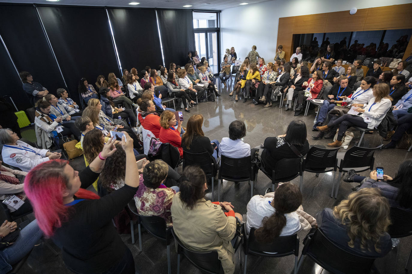 Asociación de Mujeres en Gastronomía durante un debate.