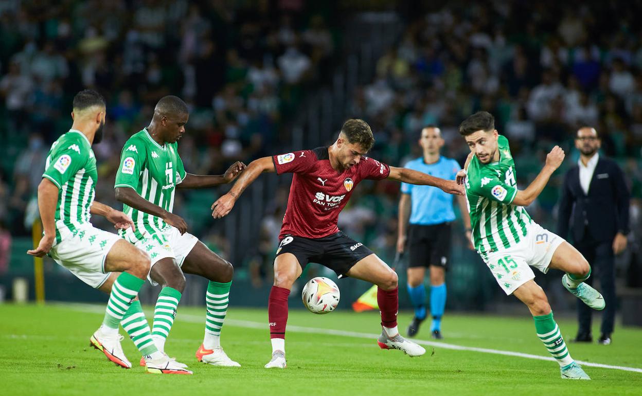 Hugo Duro, rodeado de jugadores del Betis durante el partido del miércoles en Sevilla. 