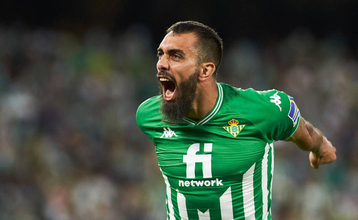 Borja Iglesias celebra su doblete al Valencia en el Villamarín. 