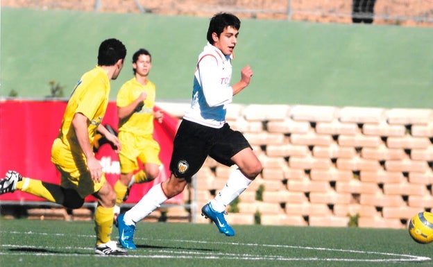 Borja Iglesias, durante un partido en su etapa en el Valencia. 