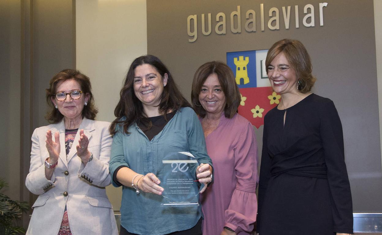 Mónica Tarín, jefa del departamento de Matemáticas del colegio, con el premio. 