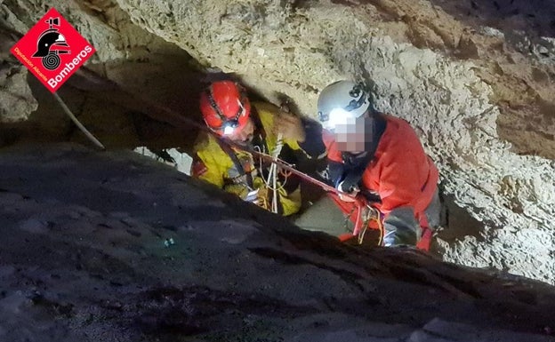 Imagen principal - Imagen del laborioso y delicado rescate por parte del grupo especializado en rescate de montaña (GER). 