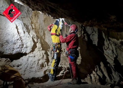 Imagen secundaria 1 - Imagen del laborioso y delicado rescate por parte del grupo especializado en rescate de montaña (GER). 