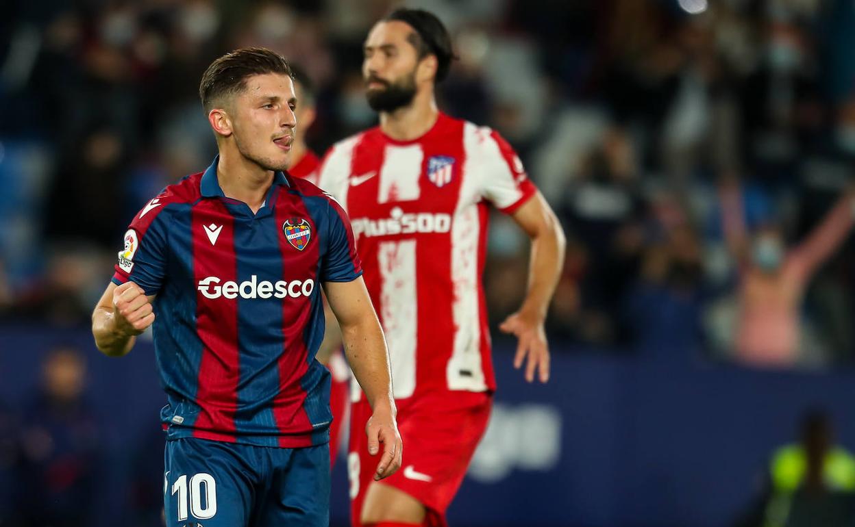 Enis Bardhi celebra tras anotar uno de sus goles de la noche